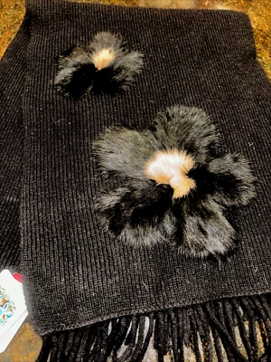 Bufanda negra de mezcla de lana Portolano con detalles de flores de piel lana angora conejo Foto 1 de 4