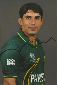 PAKISTAN: MISBAH-UL-HAQ SIGNED 6x4 ODI PORTRAIT PHOTO+COA *PROOF* - Picture 1 of 2