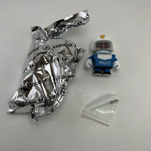 Kidrobot Futurama Good News Everyone URL 3" Vinyl Figure Mini Series Police Cop Cover