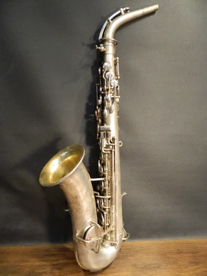 Saxofón vintage de tono bajo "The Indiana by Martin" Martin Band Instrument Co. Foto 1 de 4