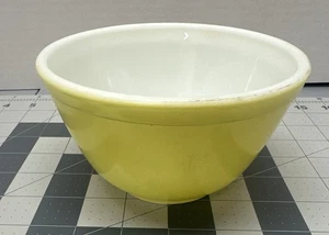 Vintage Pyrex Yellow 401-1 1/2 Pt. Small Primary Mixing Nesting Bowl USA Retro - Picture 1 of 3