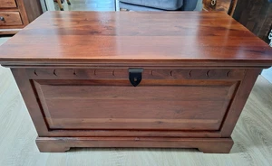 Truhe Akazie 90x50x50 nougat lackiert OXFORD kolonial massiv Holz massivmöbel24 - Bild 1 von 9