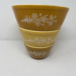 Vintage 50er Jahre Pyrex Rührschüsseln - goldgelb mit weißem Blumenstrauß 3 - Bild 1 von 21