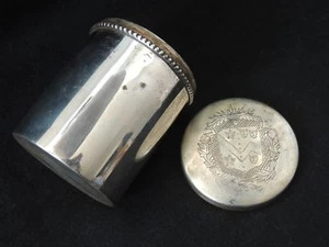 Ancien pot à Tabac / Pot couvert en métal orné d'un blason, héraldique - Picture 1 of 6