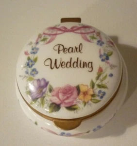 Hadleigh Pearl Wedding 30 yrs fine China Vintage Floral Trinket Box,flip top lid - Picture 1 of 3