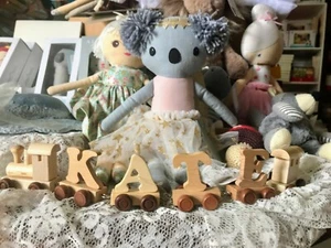 Crea un regalo personalizado con estas letras de tren del alfabeto de madera - Imagen 1 de 9