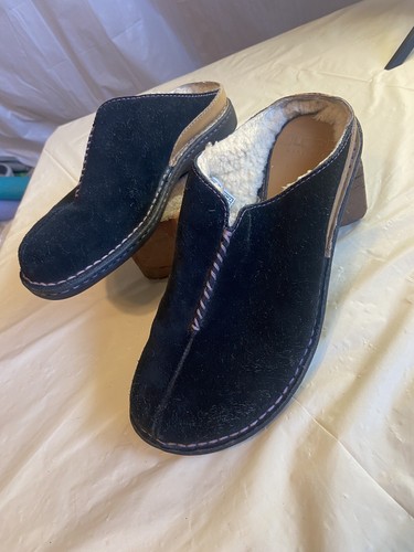 Scarpe da donna Ugg nere slip on in camoscio isolato con cuciture viola taglia 9