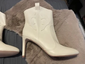BCBG Womens Sz 11 Crème Short Western Cowboy Boots Stitching - Cowgirl - Boot - Picture 1 of 7