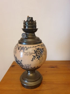 Ancienne lampe à pétrole Kosmos Brenner XIXe en faïence motifs floraux et laiton - Photo 1/4