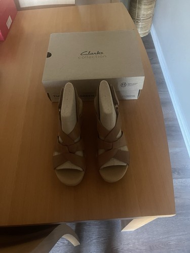Sandali da spiaggia Giselle zeppe pelle marrone collezione Clarks taglia 10 W nuovi con scatola