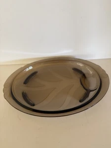 Plato Pyrex Vintage Tallado Pie Árbol de la Vida Carne y Aves Ámbar Ahumado - Imagen 1 de 6