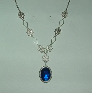 SPITZE FILIGRAN VIKTORIANISCHER STIL TIEFBLAU KRISTALL DUNKELSILBER PL ANHÄNGER HALSKETTE - Bild 1 von 2