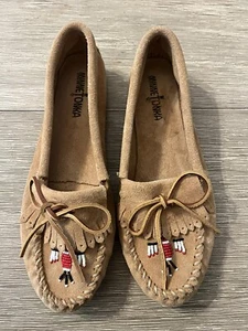 MINNETONKA NUEVO Thunderbird Mocasines de Gamuza Marrón con Cuentas Talla 9 Suela Dura Flecos - Imagen 1 de 4