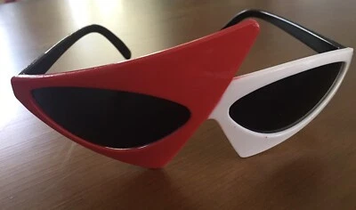 Gafas de sol retro estilo años 80 asimétricas, rojas y blancas. Regreso al futuro Foto 1 de 2