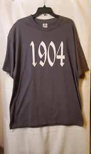HERREN SAN DIEGO 1904 OLD ENGLISH S/S T-SHIRT FARBE ANTHRAZIT GRÖSSE XL - Bild 1 von 1