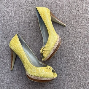 Moda Spana Yellow Faux Snakeskin Stiletto Stacked Heels Peep Toe Sz 8 - Picture 1 of 10