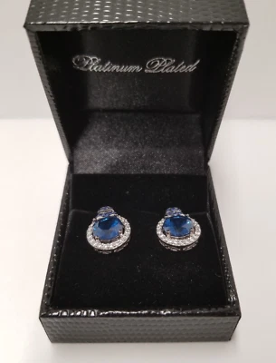 Aretes redondos Gold Coast enchapados en platino imitación zafiro azul estrás Foto 1 de 4