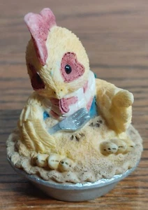 Vtg 1996 Enesco by Mary Rhyner-Nadig "Cutie Pie" Hen sitting in pie resin figure - Picture 1 of 8