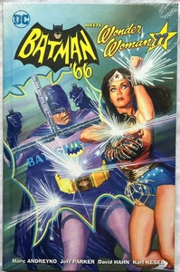 Batman '66 Meets Wonder Woman '77 - HC Hardcover DC Comics *NEW & SEALED* - Foto 1 di 2