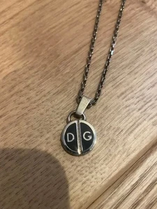 Dolce&Gabbana Hombre Collar Acero Inoxidable Forma Moneda Lujo Elegante Italiano - Imagen 1 de 2