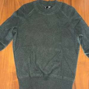 AQUA Cashmere Rib Shoulder Crewneck, in dunkelgrün, Größe S - Bild 1 von 5
