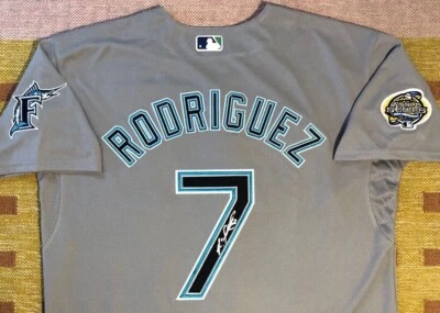 Camiseta deportiva firmada por Iván Rodríguez con autógrafo rara 2003 parche de los Florida Marlins WS de la MLB  Foto 1 de 4