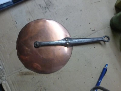 ANCIEN COUVERCLE DE CASSEROLLE EN CUIVRE  poignée fer forgé - Photo 1/2