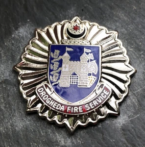 ORIGINAL VERALTETES DROGHEDA FEUERWEHR MÜTZENABZEICHEN. IRISCHE FEUERWEHR. - Bild 1 von 2
