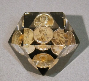 Pisapapeles Lucite acrílico geométrico vintage con centavos flotantes 1971 de Estados Unidos - Imagen 1 de 6