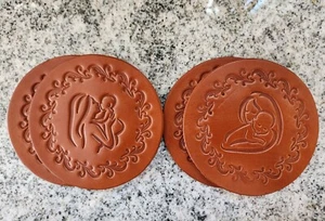 Juego de 4 posavasos de cuero 2 de cada uno, color foto, madre con niño con flores, - Imagen 1 de 5