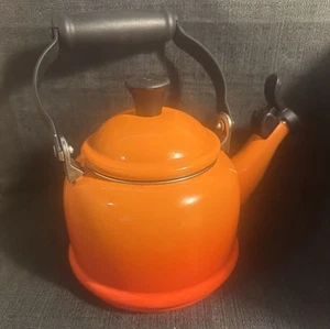 Le Creuset Stovetop Teapot Tea Kettle Flame Orange Ombre Vibrant a - Picture 1 of 4