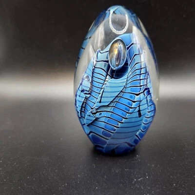 Pisapapeles Robert Eickholt azul piel de serpiente reptil estudio arte vidrio 3,5" H firmado Foto 1 de 4