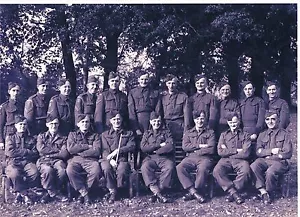 FOTOGRAFÍA OFICIALES Y SUBOFICIALES DE LA COMPAÑÍA G 11O BATALLÓN SUFFOLK GUARDIA DE CASA 1944 - Imagen 1 de 2