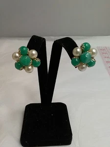 Vintage Gold-toned Faux Pearl & Green Beaded Cluster Clip-on Earrings Hong Kong  - Picture 1 of 12