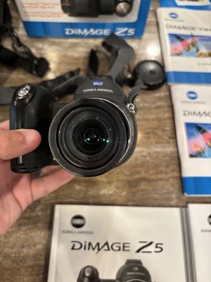 Konica Minolta DiMAGE Z5 5.0MP Digital Camera - Black , Case manuals box - Image 1 of 4