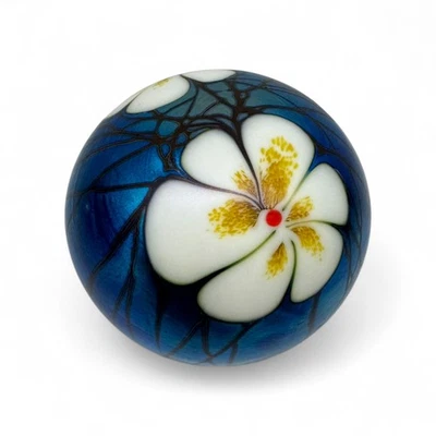 Pisapapeles vintage 1976 Smyers Northern Star arte vidrio azul con flores blancas Foto 1 de 4