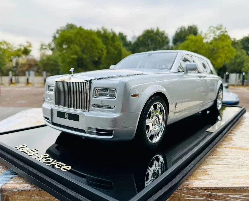Rolls-Royce Phantom (Silver) [Custom Made] 1:8 scale - Image 1 of 4