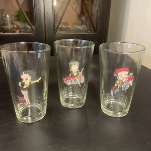 Betty Boop Bicchiere da Abbeveratoio 6" Alto 16 oz Pose per Moto Set di 3 - Foto 1 di 9