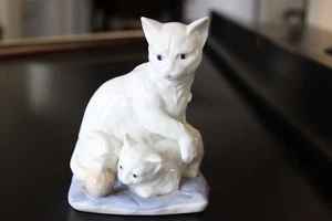 Rosenthal Netter White Porcelain Ceramic Cat With Kitten Playing Ball Figurine - Picture 1 of 5