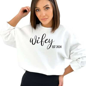 Wifey Est 2024 Sweatshirt, Brautpaar Geschenk, Bridal Shower Geschenk, Frau Jahrestag, - Bild 1 von 13