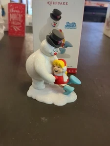 Decorazione natalizia Hallmark Keepsake 2016 "Un caldo abbraccio gelido" nuovo con scatola - Foto 1 di 2