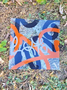 PLACA DE GRAFFITI DE VIDRIO CB2 NARANJA Y NEGRO Y PLATA BANDEJA DE VIDRIO CUADRADA - Imagen 1 de 8