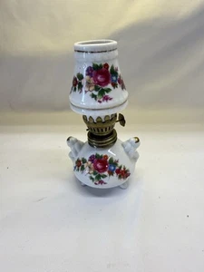 Lámpara de aceite vintage MCM con patrón floral mini de cerámica de 3 patas de 6,5" - Imagen 1 de 8