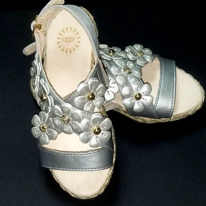 Sandalias Ugg Niñas Pequeñas Flores Plateadas y Cuentas de Latón Trenza con Correas Talla 10 Nuevas - Imagen 1 de 6
