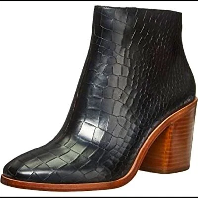 Pour La Victoire Winona Croc Cuero Repujado Tacón Apilado Cremallera al Tobillo Foto 1 de 4