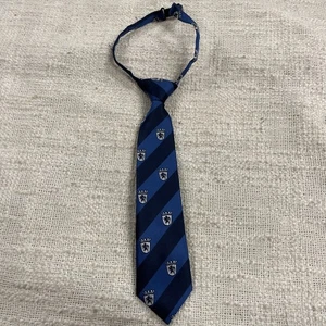 The Children’s Place blau & dunkelblau gestreifte Krawatte Löwenwappen Clip 24M-4T - Bild 1 von 8