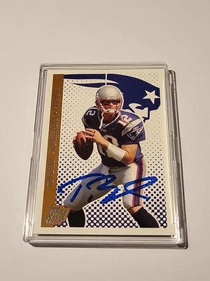 汤姆·布雷迪手工签名亲笔签名 2006 年 Topps 民进党足球 #21 带真品证明爱国者队  — 第 1/4 张图片