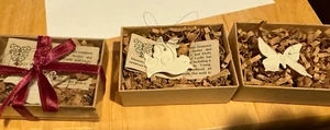 Coille & Molly Hooven Porzellan WEIHNACHTSSCHMUCK 2 Tauben, 1 Schmetterling Neu im Karton - Bild 1 von 5