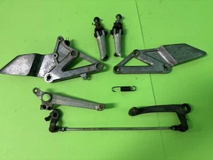 SUZUKI RGV 250 RGV250 VJ22 VJ 22 POGGIAPIEDI POSTERIORI GUIDATORE ANTERIORE - Foto 1 di 14