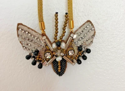 COLLAR CON CUENTAS MARIPOSA RANJANA KHAN DE DISEÑO Foto 1 de 4